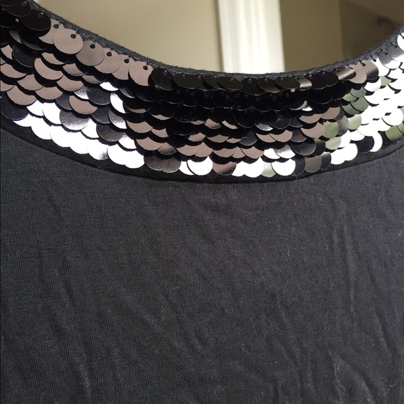 Black blouse w/ nicely sequenced design up front - Picture 2 of 3